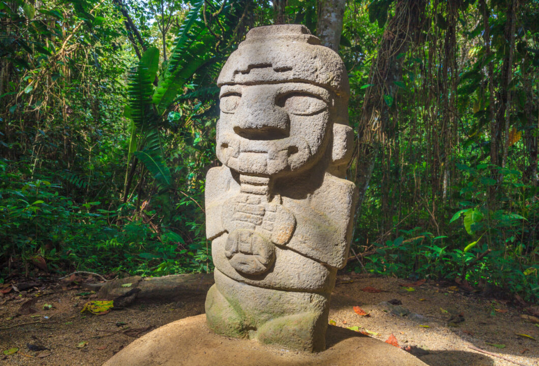 San Agustín - groteske Skulpturen und Grabmale inmitten tropischer Vegetation